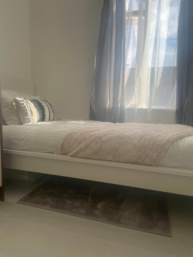 Home Sweet Home In Rg1 With Free Parking เรดดิ้ง ภายนอก รูปภาพ